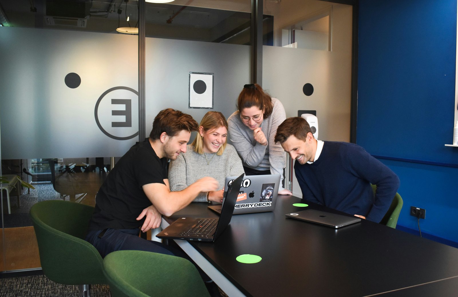Das Team von VITIS GROUPE bei einer Besprechung